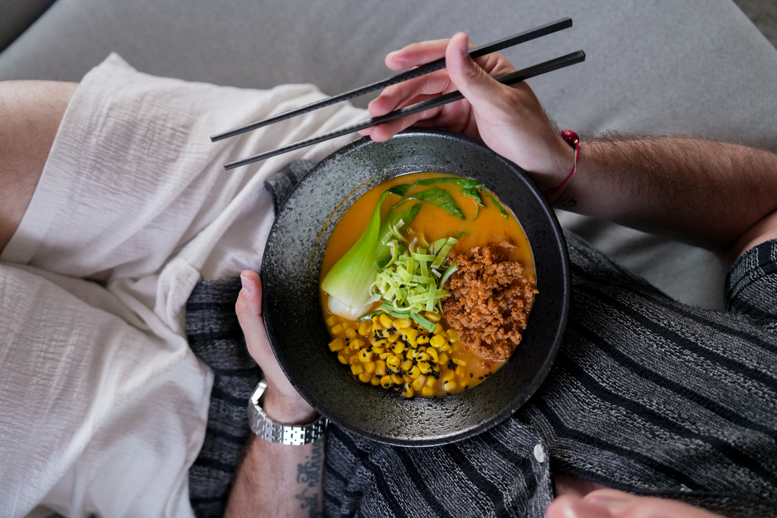 Miska restauracyjnego ramenu Easy Cook na stole